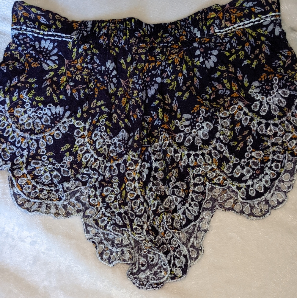 Free people lace detail laser cut shorts - S